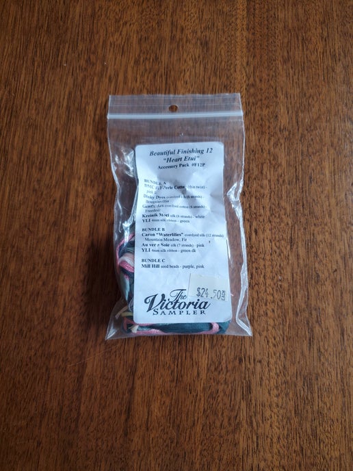 The Victoria Sampler - Beautiful Finishing 12 Heart Etui Embellishment pack